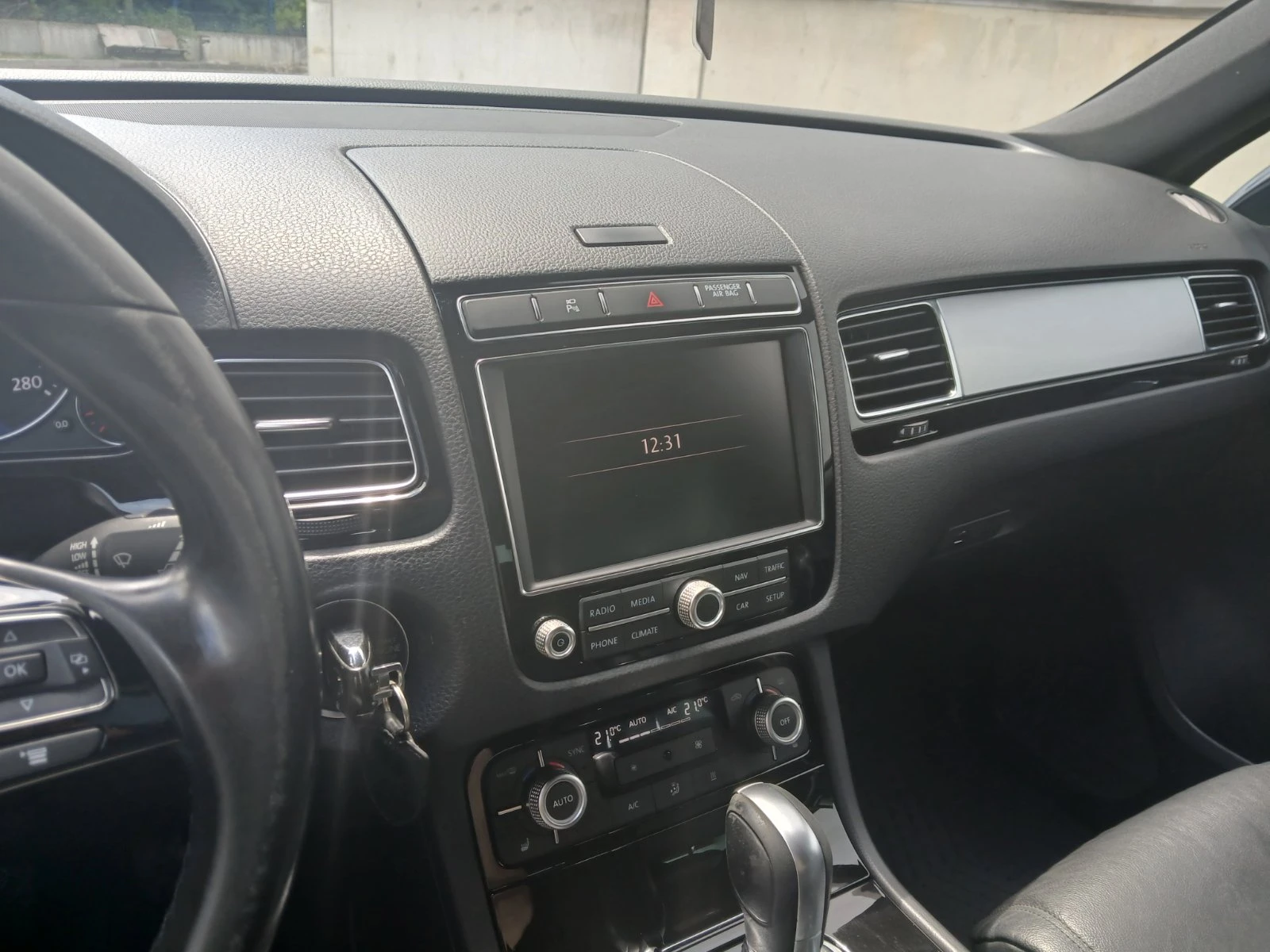 VW Touareg V6 3.0TDI* КОЖА* ПОДГРЕВ* , снимка 11 - Автомобили и джипове - 55347982