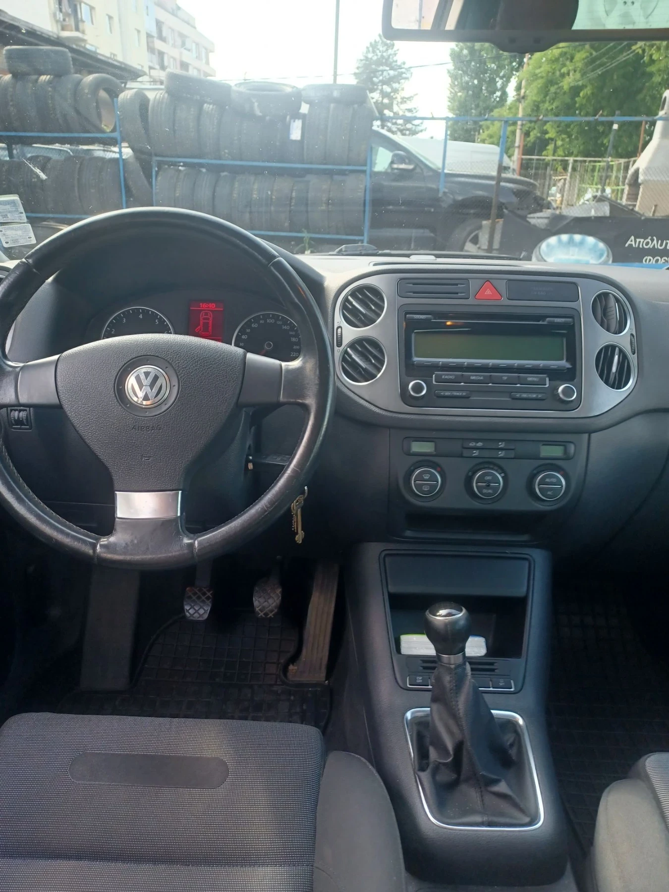 VW Tiguan 1.4 T, снимка 4 - Автомобили и джипове - 55656731