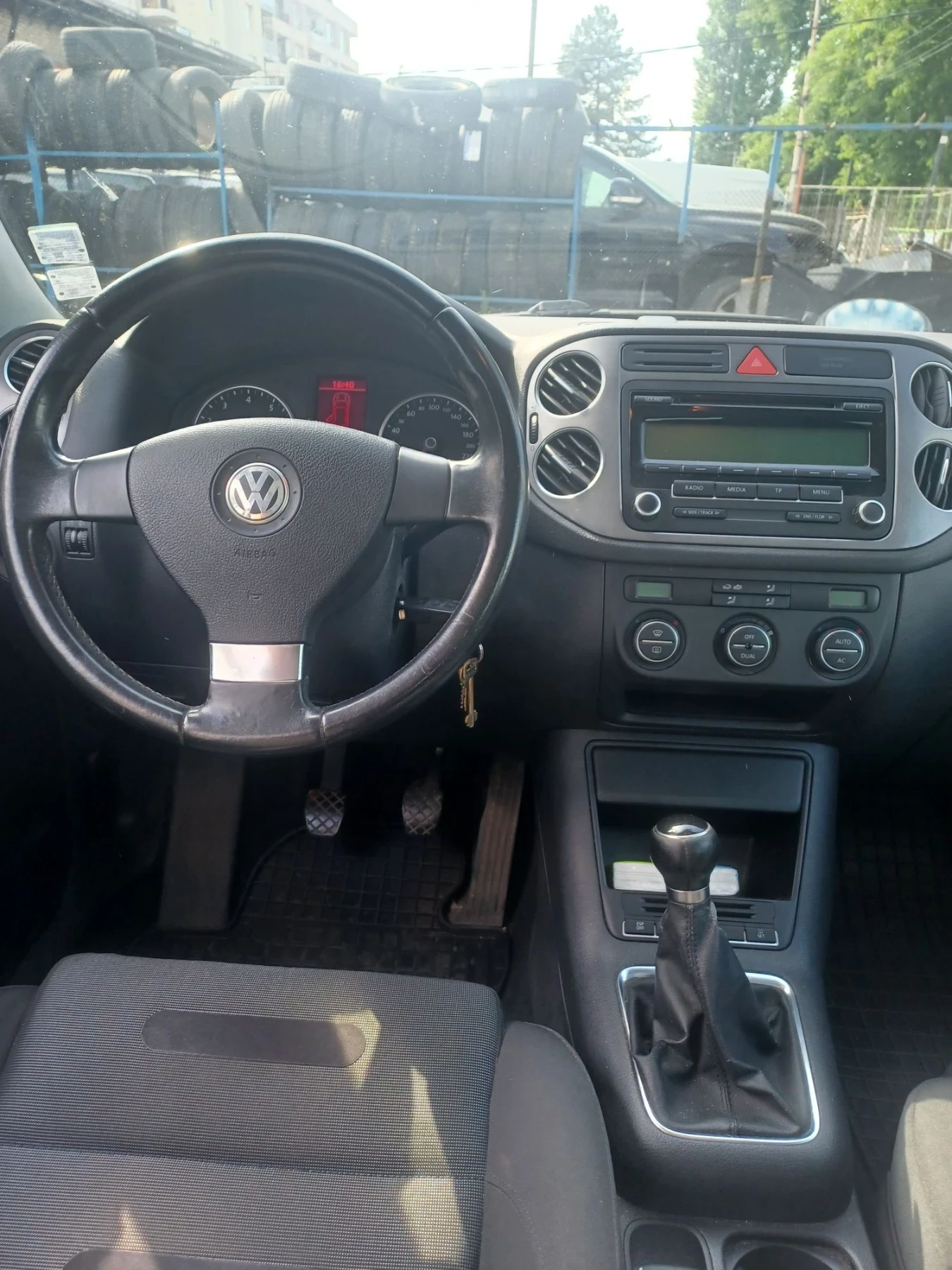VW Tiguan 1.4 T, снимка 5 - Автомобили и джипове - 55656731