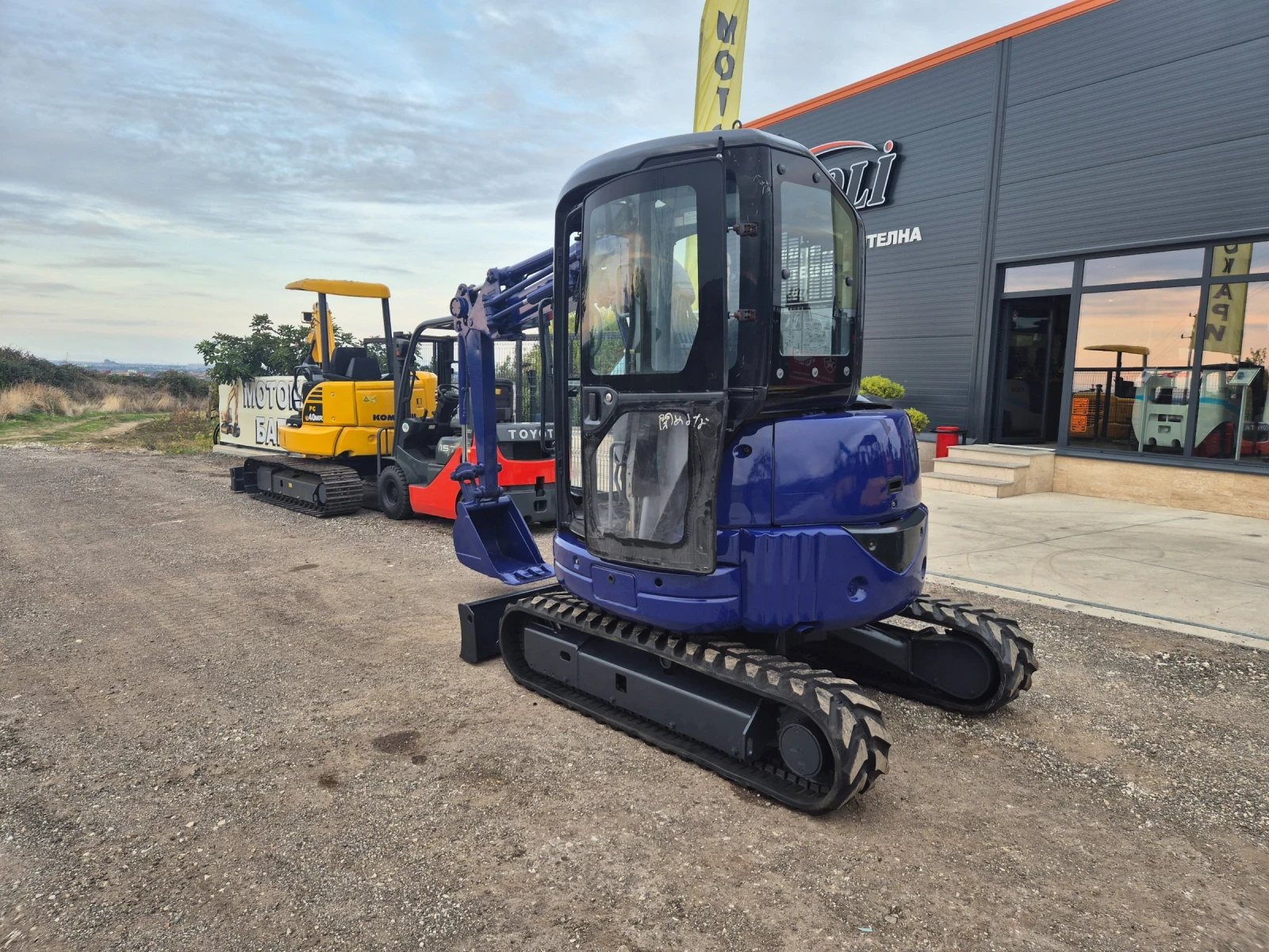 Багер Komatsu PC30UU / КАБИНА / ПАРНО / НОВИ ВЕРИГИ - изображение 2