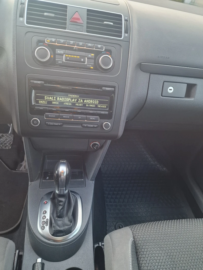 VW Touran 1.6 TDI, снимка 13 - Автомобили и джипове - 48091954