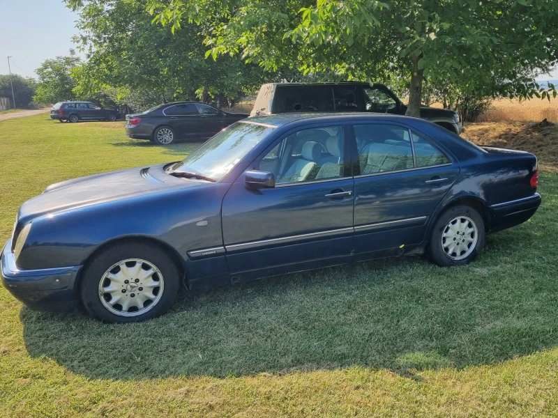 Mercedes-Benz E 230, снимка 3 - Автомобили и джипове - 50817941