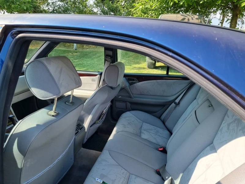 Mercedes-Benz E 230, снимка 11 - Автомобили и джипове - 50817941