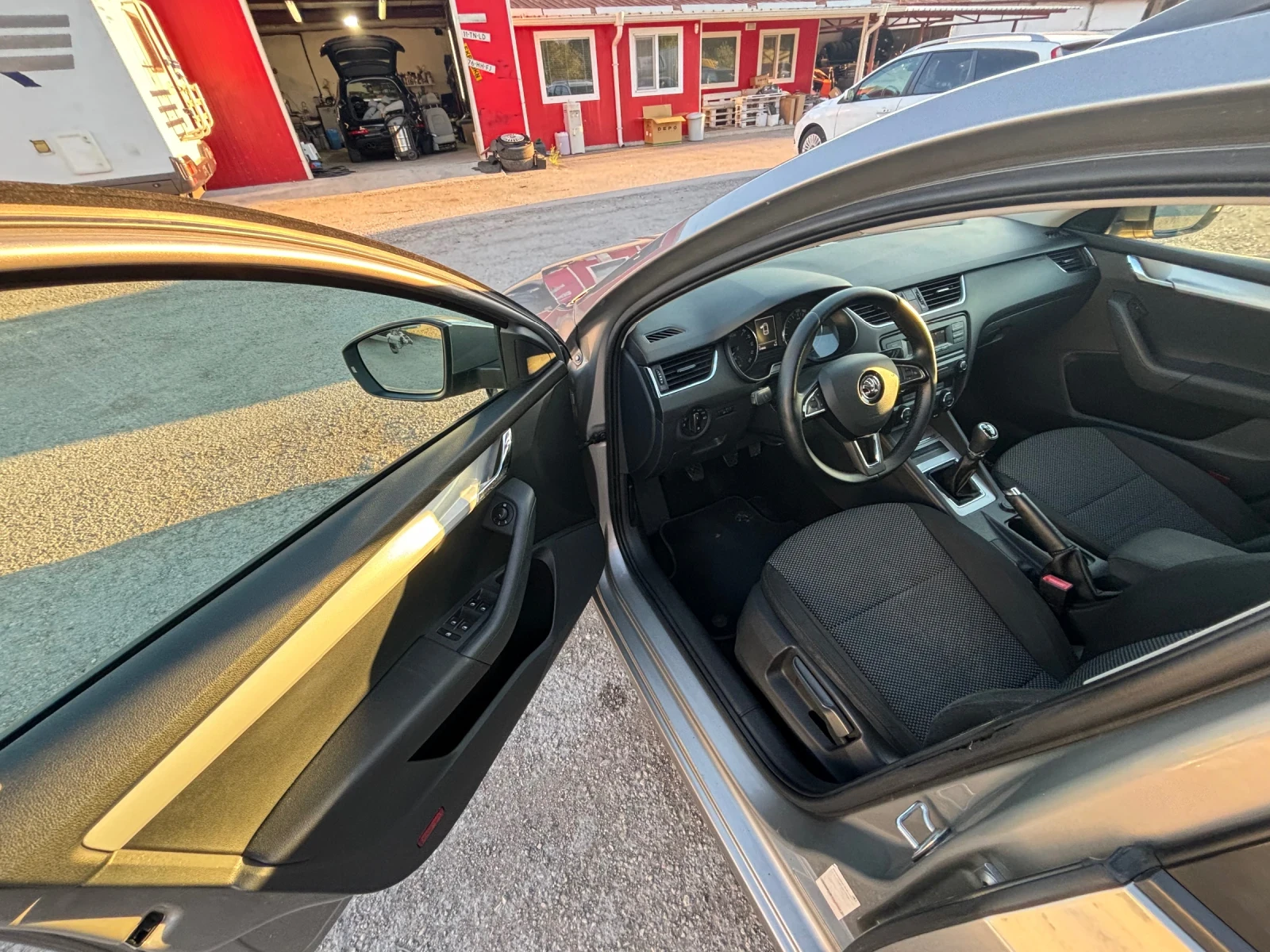 Skoda Octavia 1.6 TDI КАТО НОВА - изображение 10
