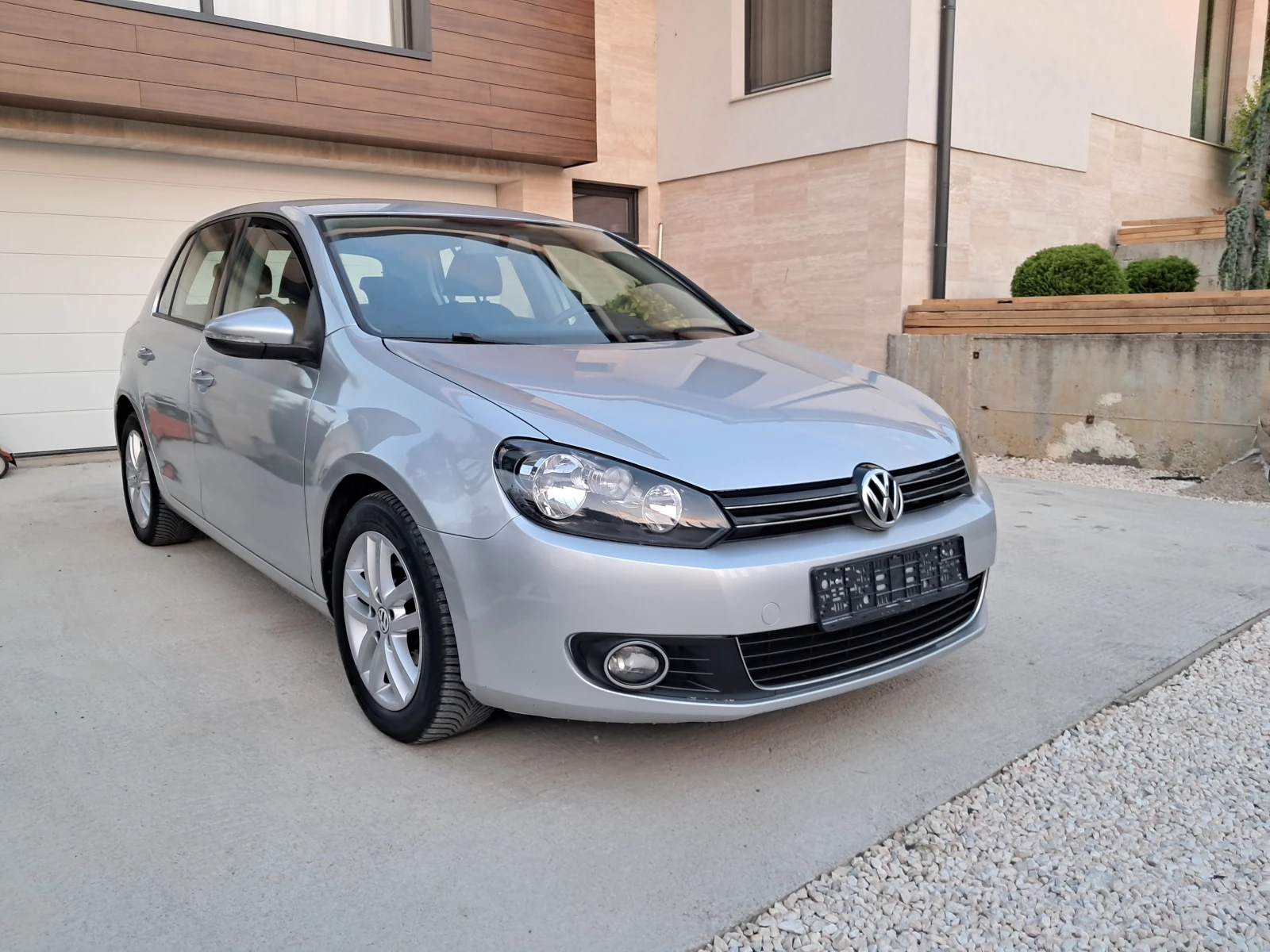 VW Golf 2.0-TDI- highline-128000км.-ПЪЛНА СЕРВИЗНА ИСТОРИЯ - изображение 2