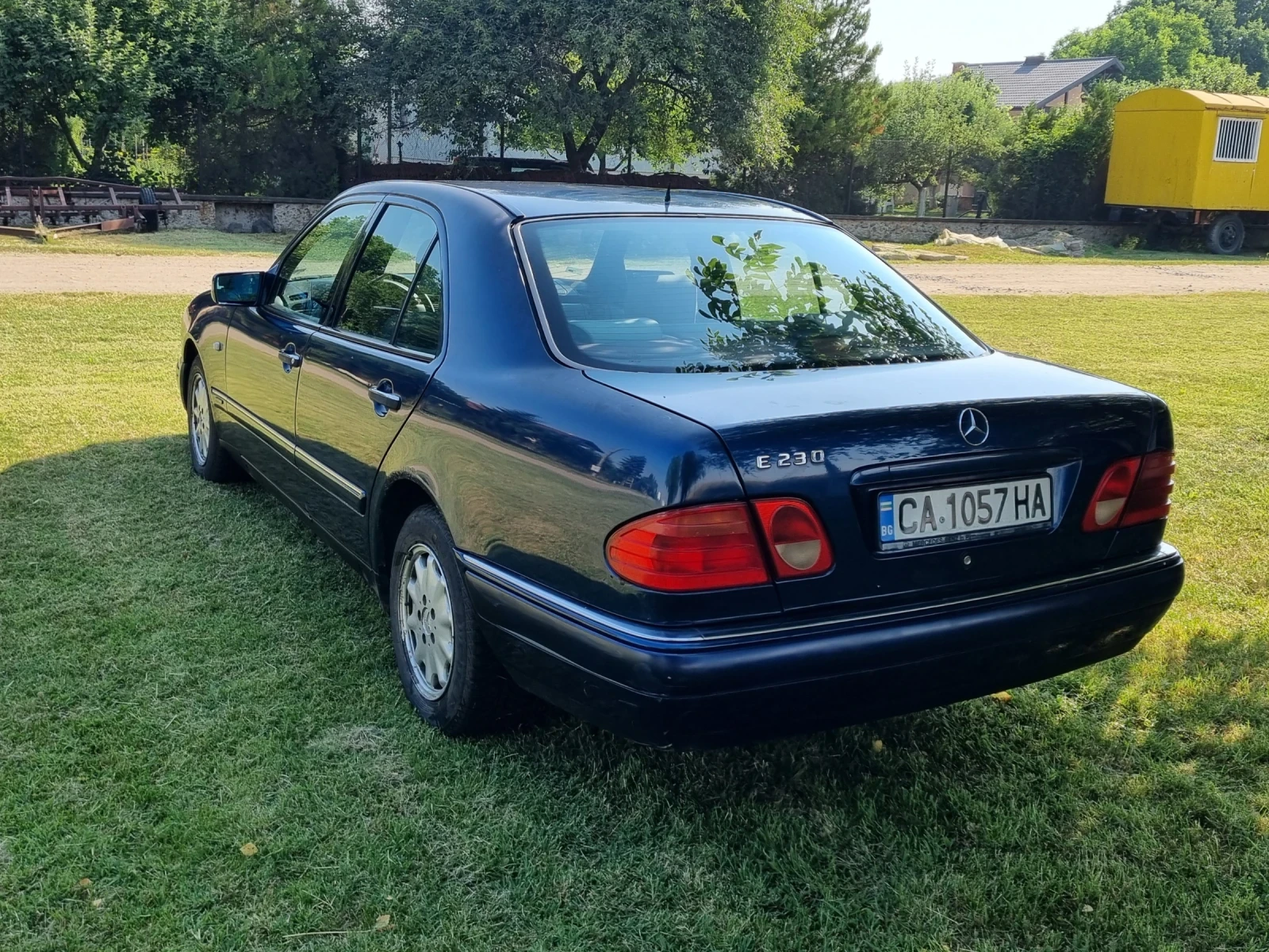 Mercedes-Benz E 230  - изображение 2