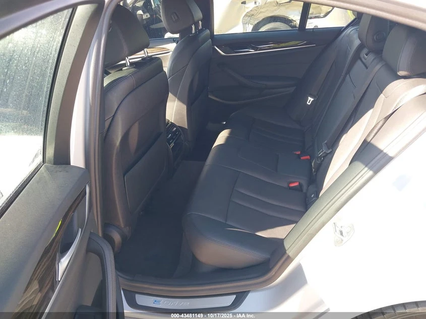 BMW 530E 2l Iperformance, снимка 8 - Автомобили и джипове - 53773832