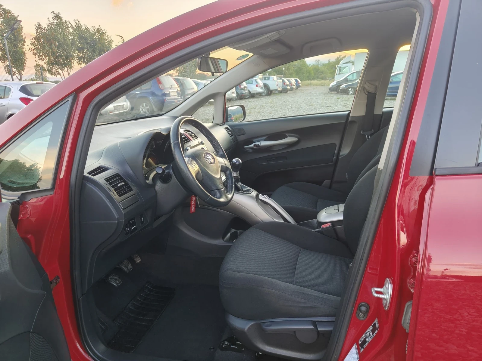 Toyota Auris 1.4i 97, снимка 10 - Автомобили и джипове - 54813010