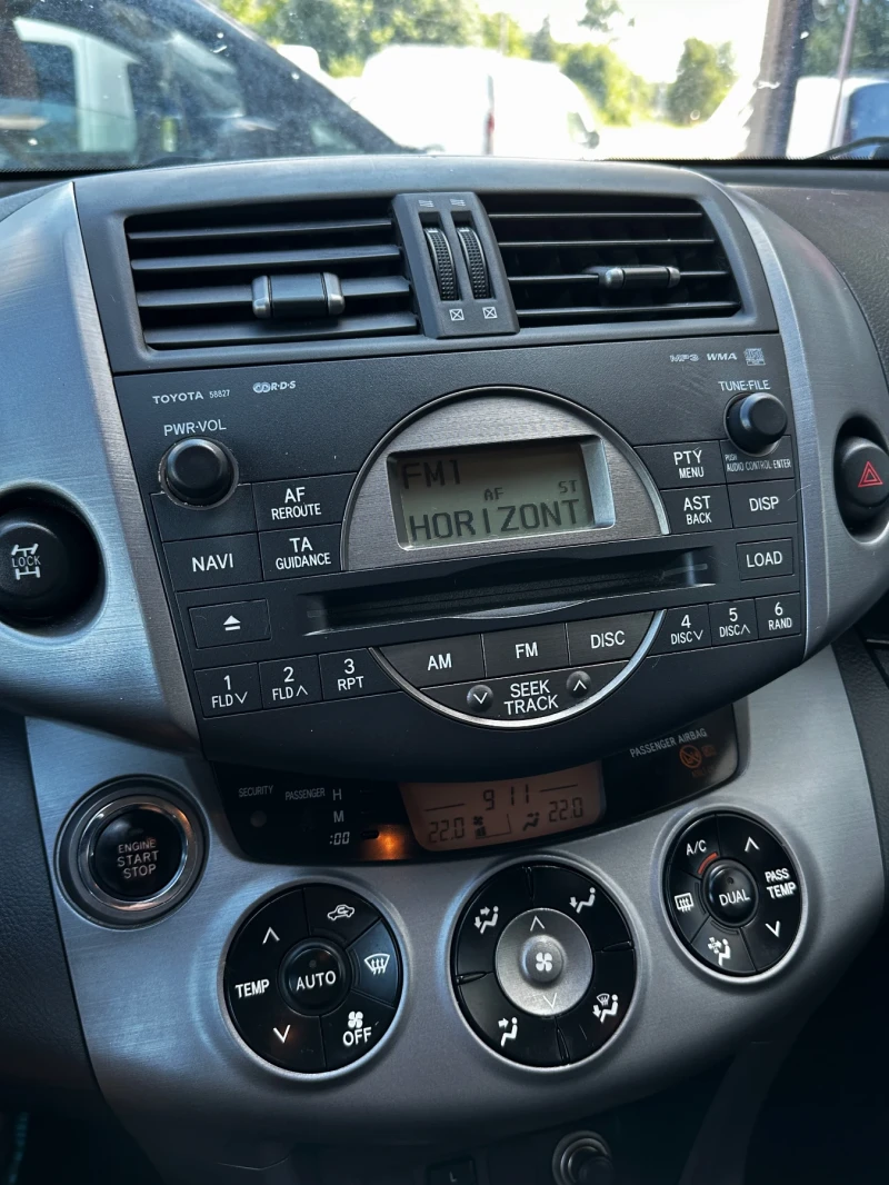 Toyota Rav4 2.2D-CAT/ KEYLESS, снимка 8 - Автомобили и джипове - 51890809