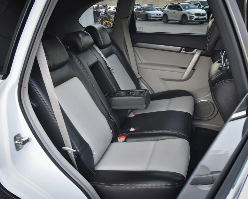 Chevrolet Captiva 2.2D* LTZ* NAVI* Камера* 7 места, снимка 10 - Автомобили и джипове - 53176621