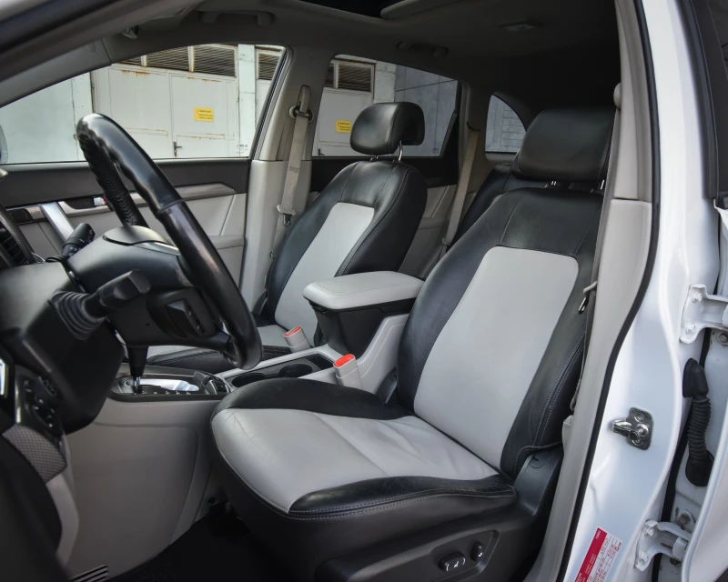 Chevrolet Captiva 2.2D* LTZ* NAVI* Камера* 7 места, снимка 8 - Автомобили и джипове - 53176621