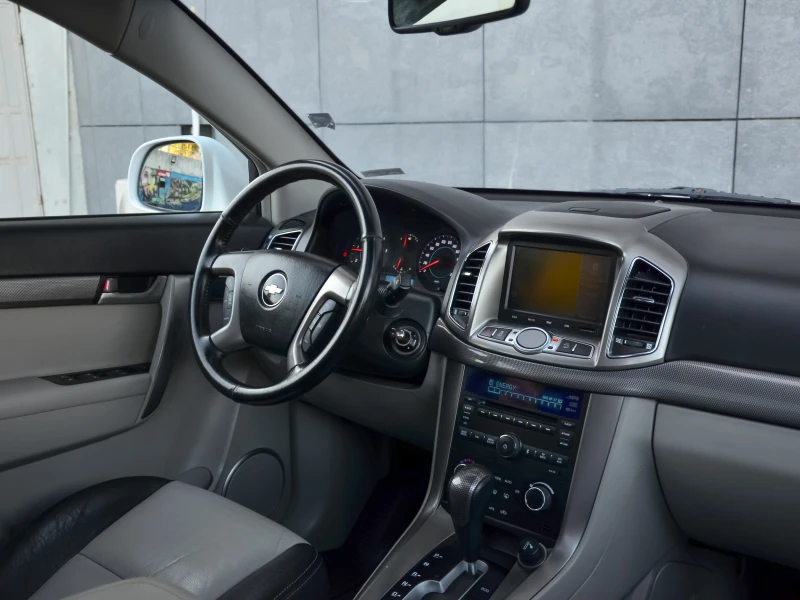 Chevrolet Captiva 2.2D* LTZ* NAVI* Камера* 7 места, снимка 14 - Автомобили и джипове - 53176621