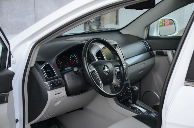Chevrolet Captiva 2.2D* LTZ* NAVI* Камера* 7 места, снимка 12 - Автомобили и джипове - 53176621