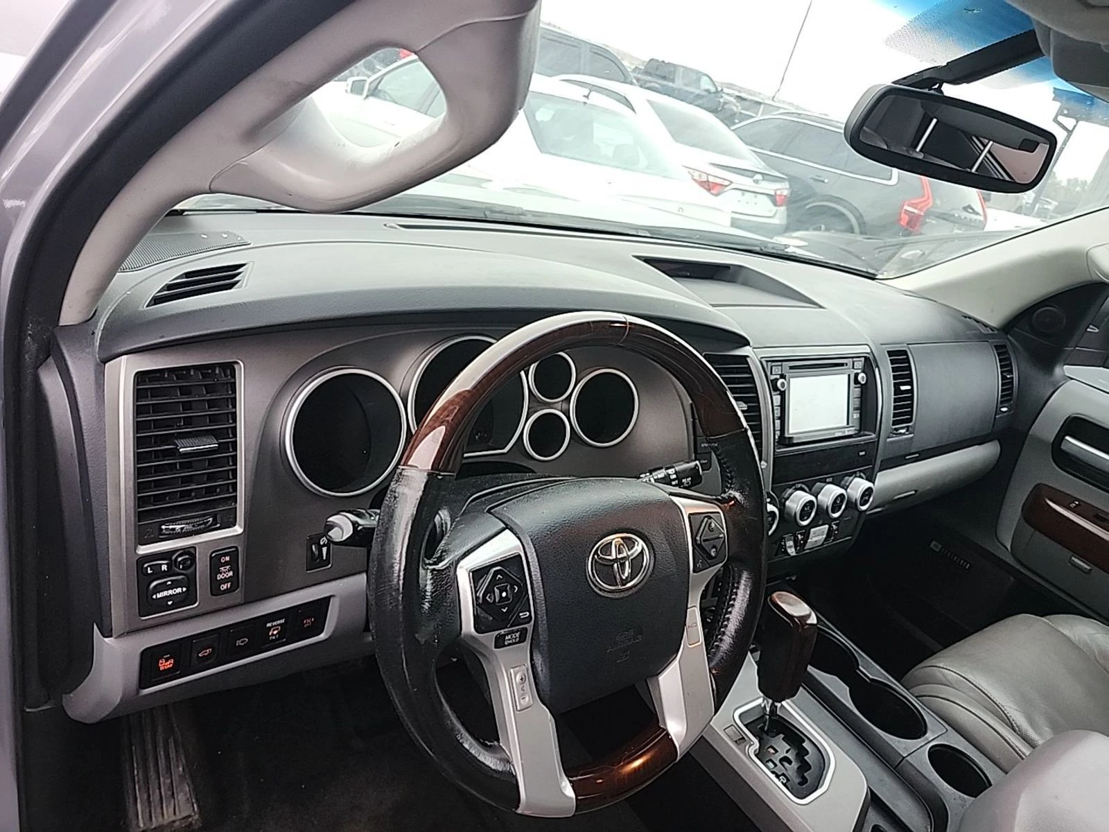Toyota Sequoia 2014 PLATINUM* 5.7 V8* ОБДУХ* 7МЕСТА* ДИСТРОНИК* J - изображение 7