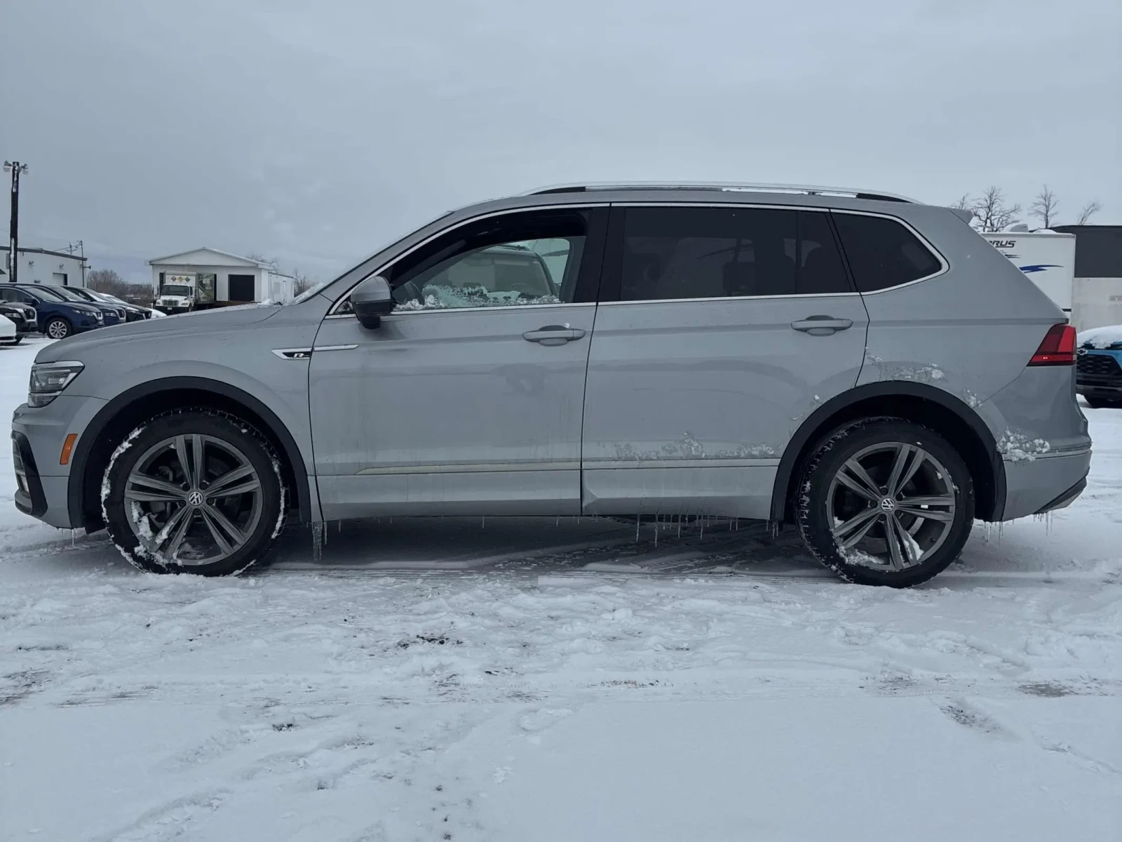 VW Tiguan R* LINE* 4MOTION* ДИГИТАЛНО* ТАБЛО* 360КАМЕРА* ДИС, снимка 3 - Автомобили и джипове - 53923811