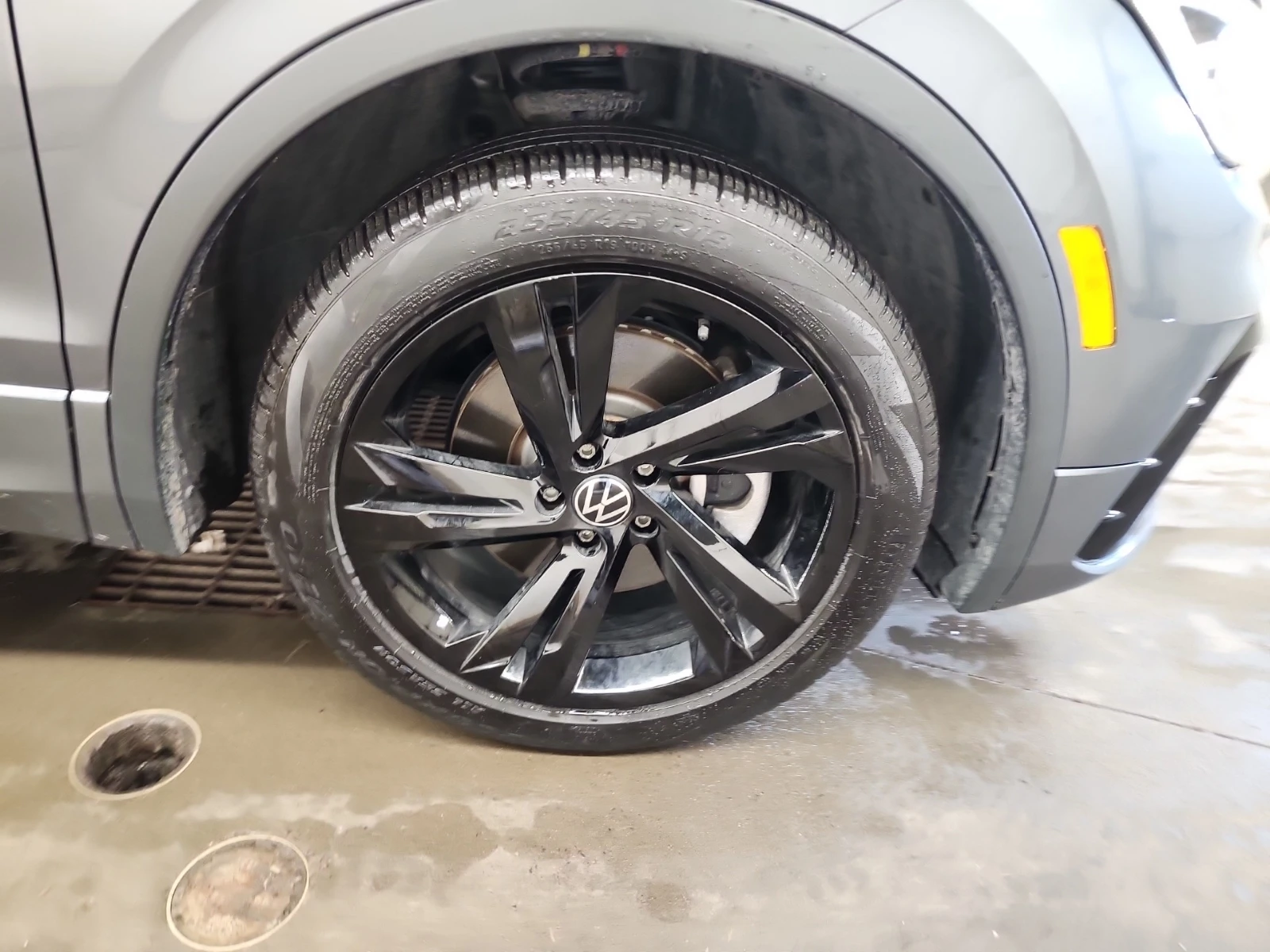 VW Tiguan R-LINE BLACK EDITION| ПАНОРАМА| ПОДГРЕВИ| 2 КЛЮЧА, снимка 17 - Автомобили и джипове - 55811620