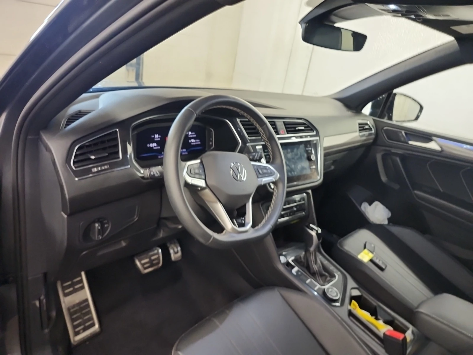 VW Tiguan R-LINE BLACK EDITION| ПАНОРАМА| ПОДГРЕВИ| 2 КЛЮЧА, снимка 9 - Автомобили и джипове - 55811620