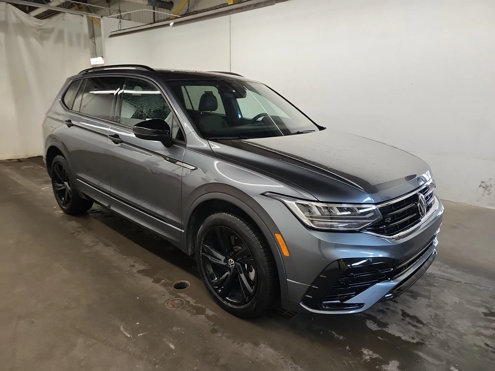 VW Tiguan R-LINE BLACK EDITION| ПАНОРАМА| ПОДГРЕВИ| 2 КЛЮЧА, снимка 2 - Автомобили и джипове - 55811620