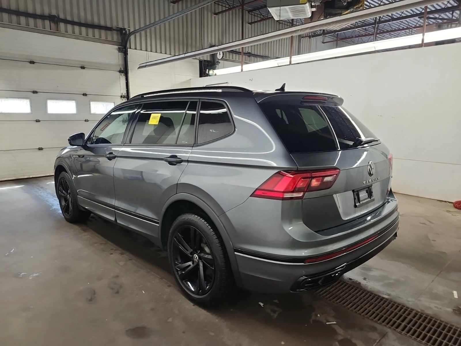 VW Tiguan R-LINE BLACK EDITION| ПАНОРАМА| ПОДГРЕВИ| 2 КЛЮЧА, снимка 4 - Автомобили и джипове - 55811620