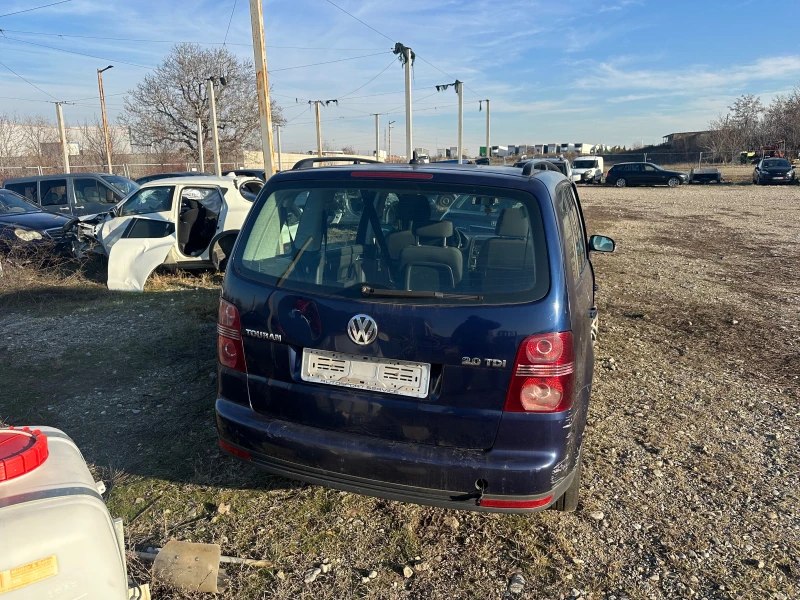 VW Touran 2.0 TDI, снимка 9 - Автомобили и джипове - 48613066