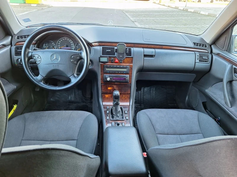 Mercedes-Benz E 220, снимка 5 - Автомобили и джипове - 52476823