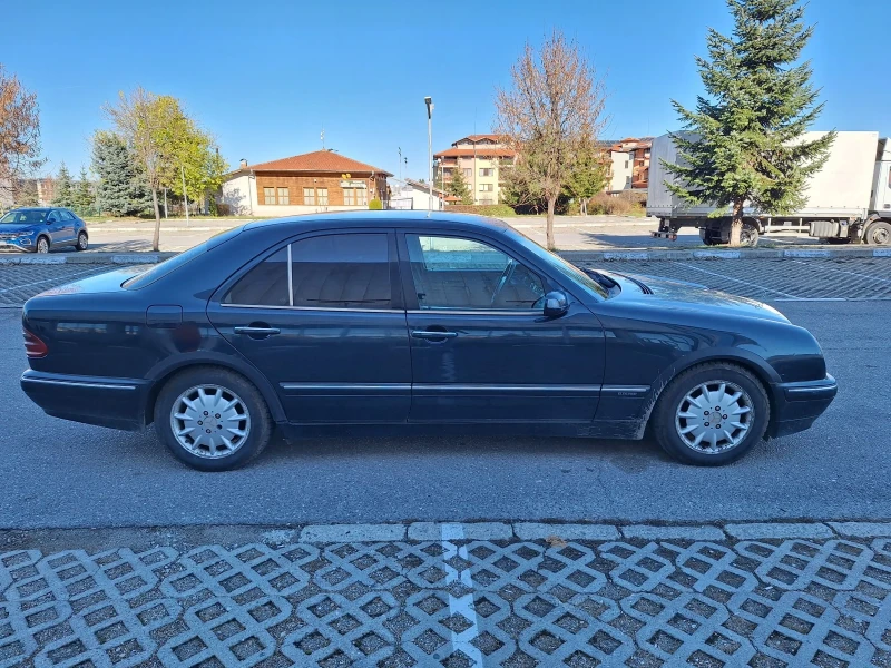 Mercedes-Benz E 220, снимка 2 - Автомобили и джипове - 52476823