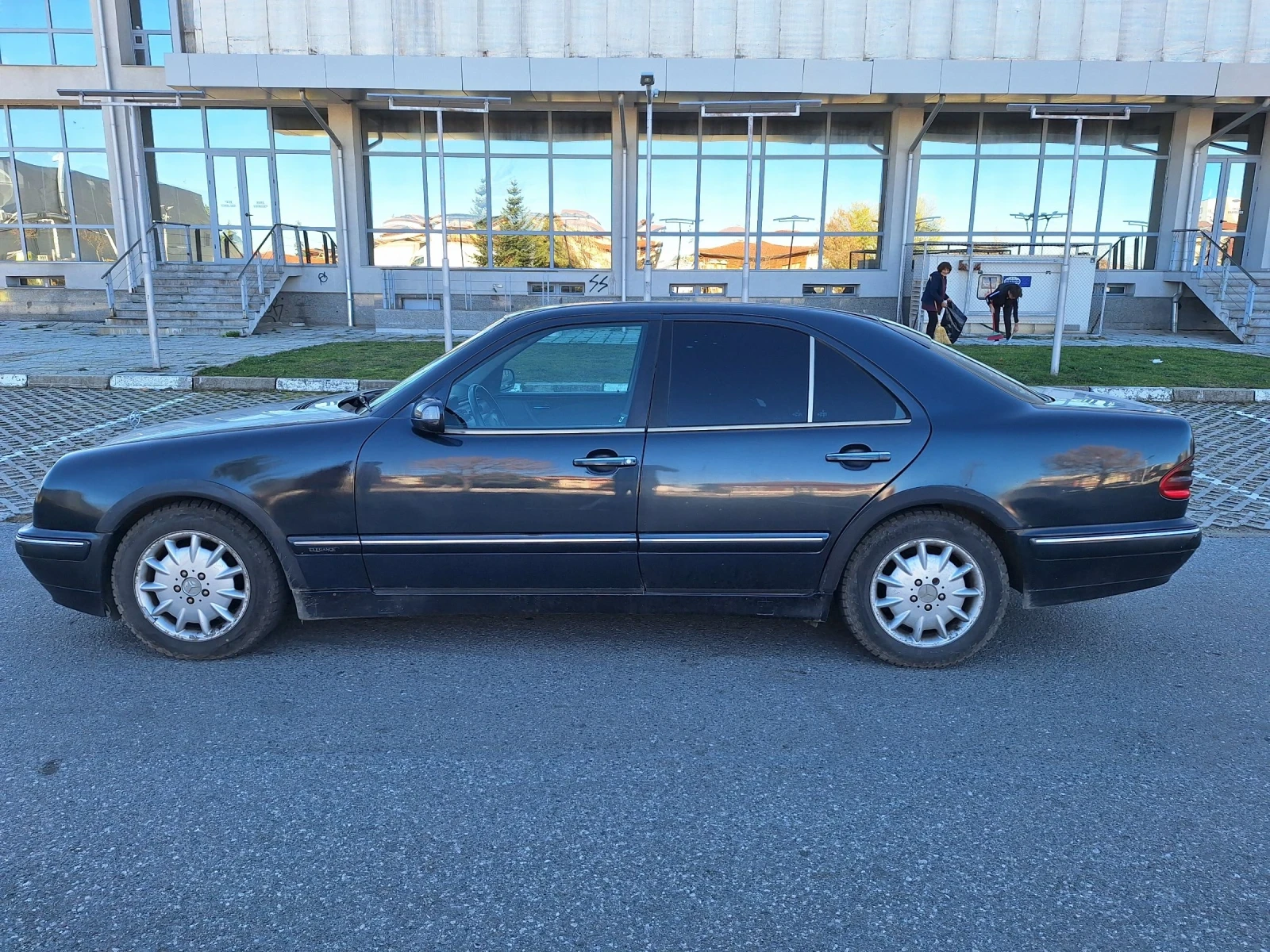 Mercedes-Benz E 220  - изображение 4