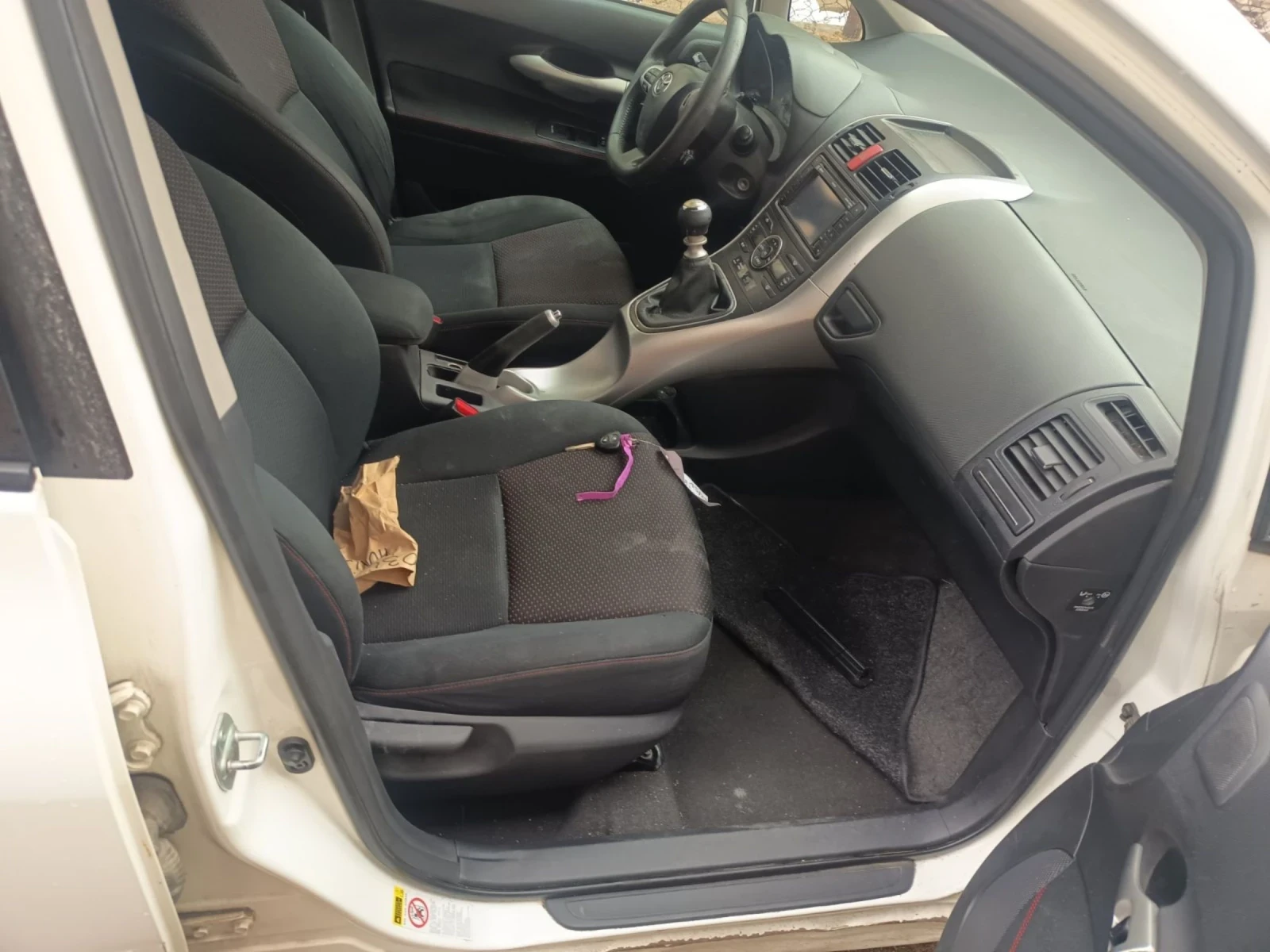 Toyota Auris 2.0 D4D ШЕСТ СКОРОСТИ - изображение 7