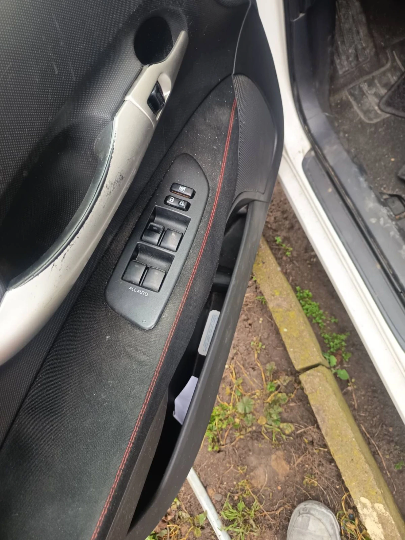 Toyota Auris 2.0 D4D ШЕСТ СКОРОСТИ - изображение 9