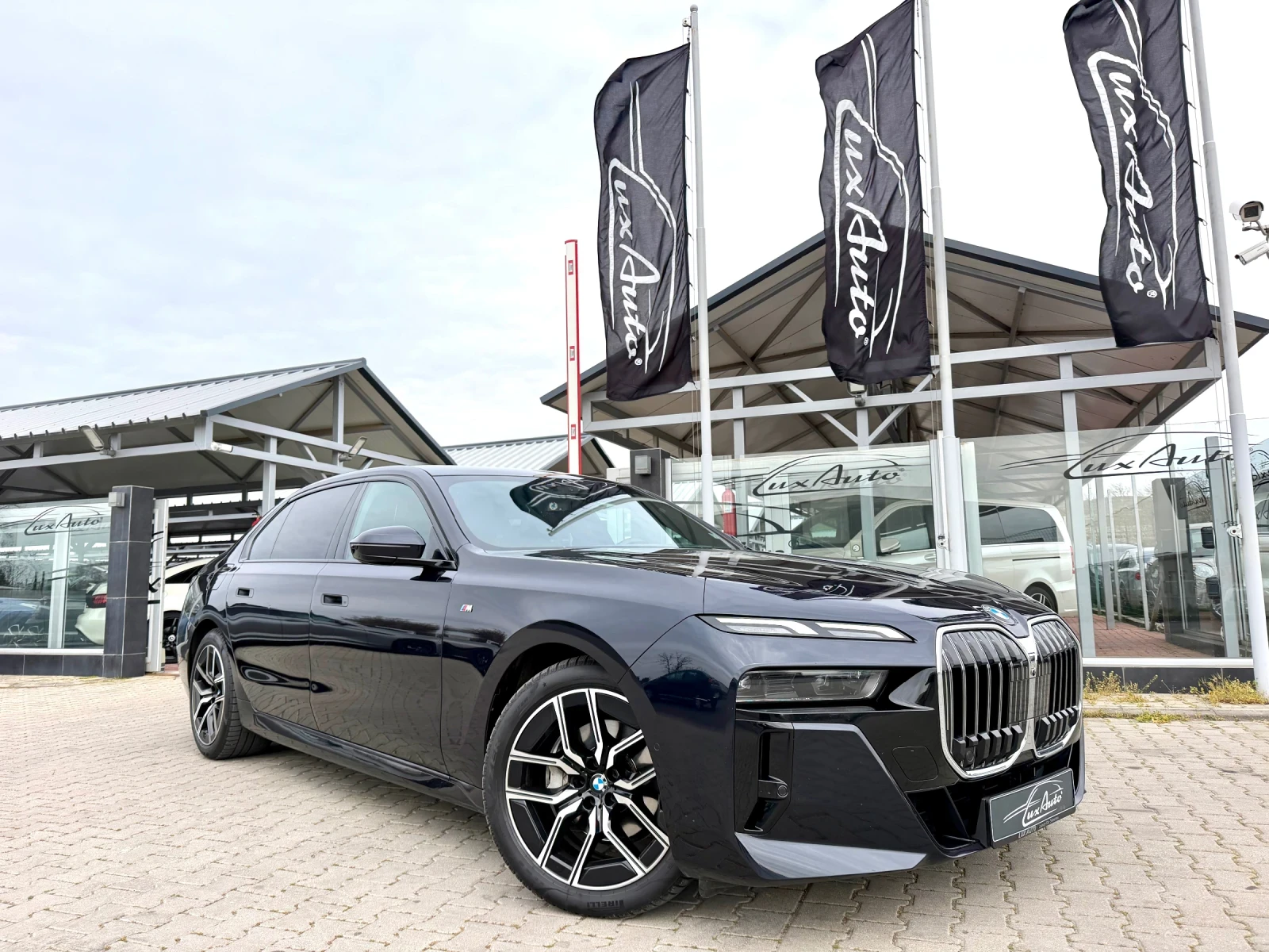 BMW 740  M-PACK#X-DRIVE#B&W#PANORAMA#ICONIC GLOW#360* CAM | Auto.bg — изображение 1