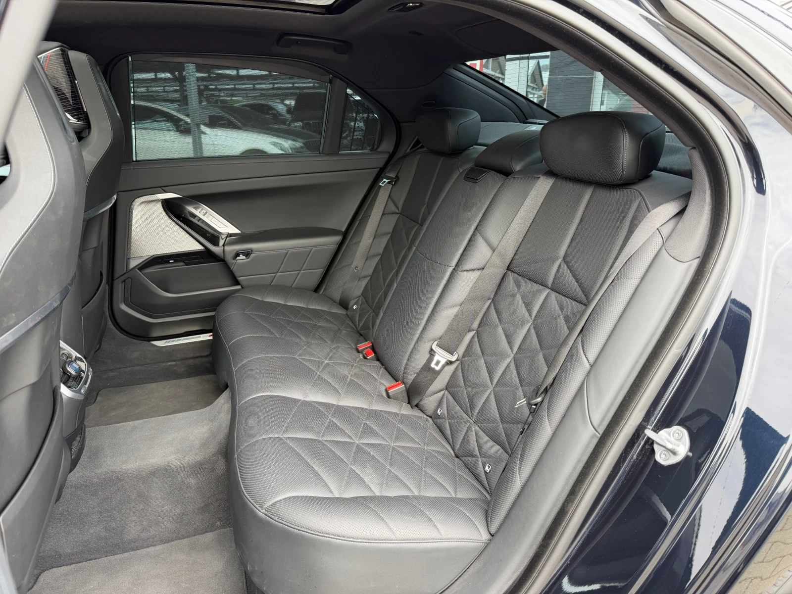 BMW 740  M-PACK#X-DRIVE#B&W#PANORAMA#ICONIC GLOW#360* CAM, снимка 12 - Автомобили и джипове - 54196633