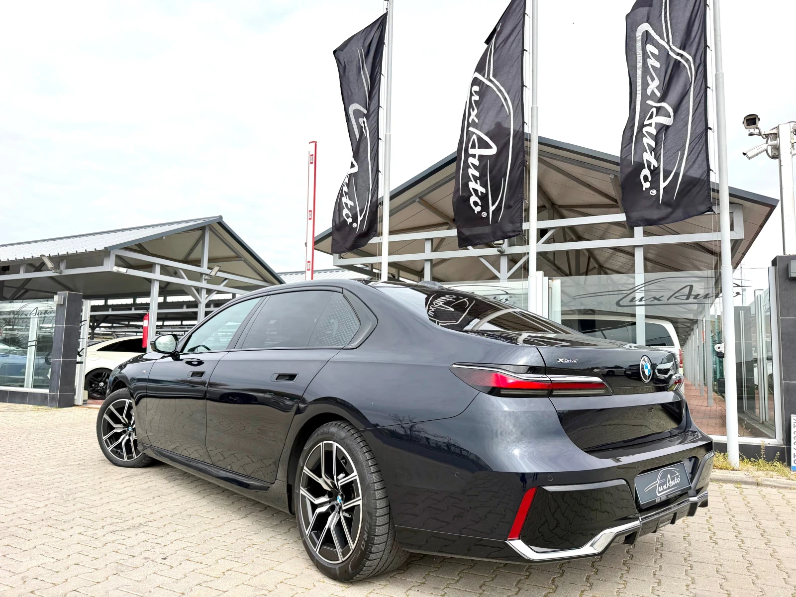 BMW 740  M-PACK#X-DRIVE#B&W#PANORAMA#ICONIC GLOW#360* CAM, снимка 5 - Автомобили и джипове - 54196633