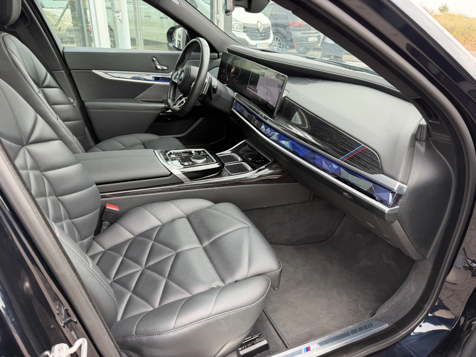 BMW 740  M-PACK#X-DRIVE#B&W#PANORAMA#ICONIC GLOW#360* CAM, снимка 10 - Автомобили и джипове - 54196633