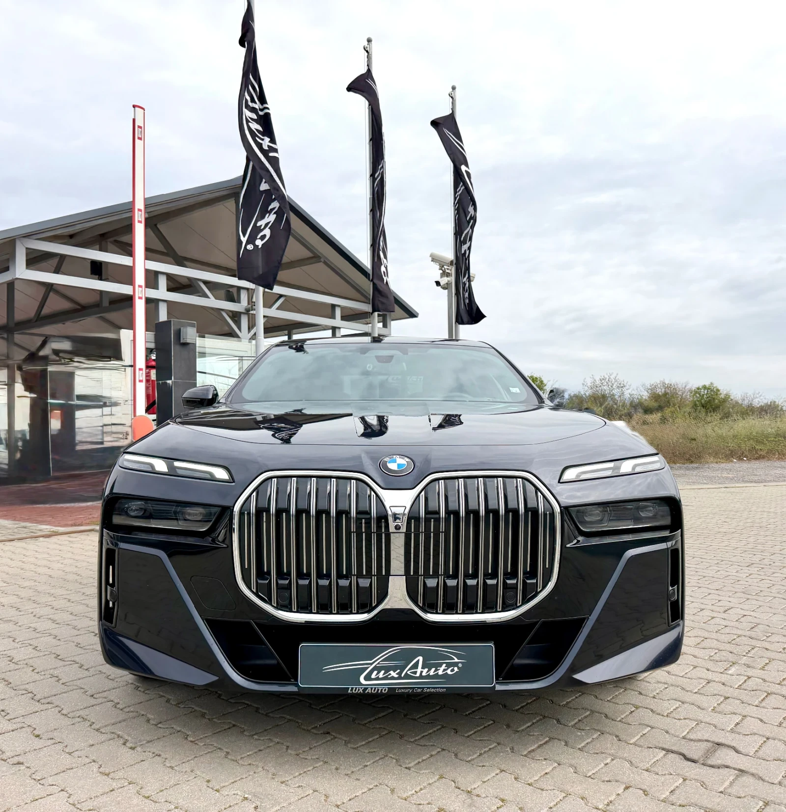 BMW 740  M-PACK#X-DRIVE#B&W#PANORAMA#ICONIC GLOW#360* CAM, снимка 3 - Автомобили и джипове - 54196633