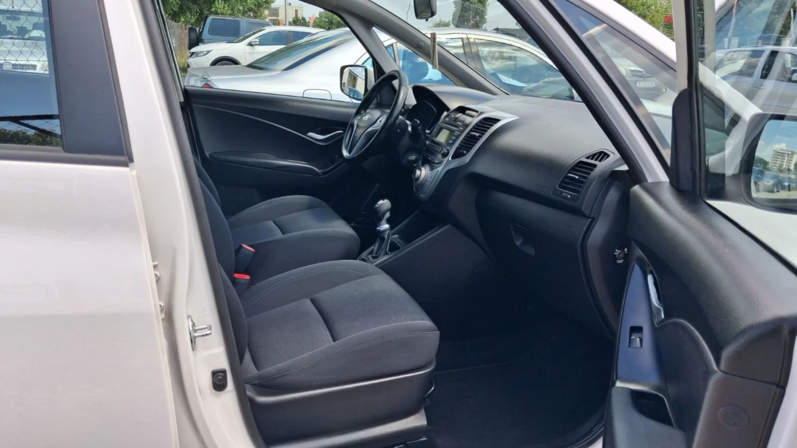 Hyundai Ix20 1.4i-LPG, снимка 12 - Автомобили и джипове - 55170237