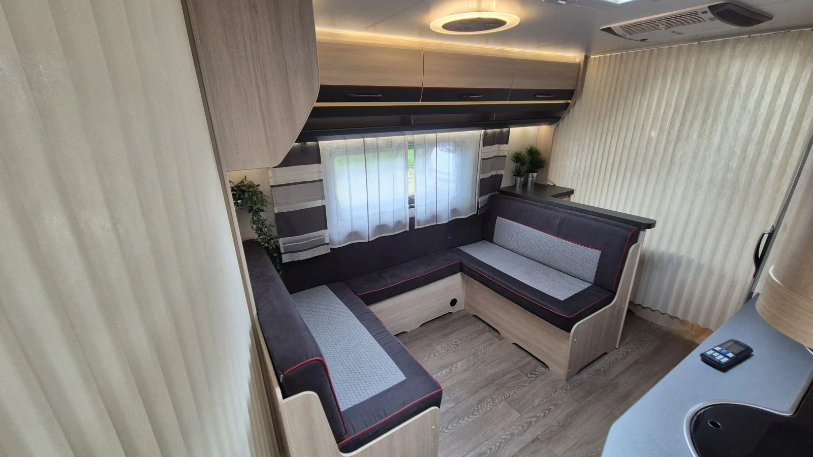 Каравана Hobby De luxe 650 KMFE СТАЦИОНАРНА - изображение 10