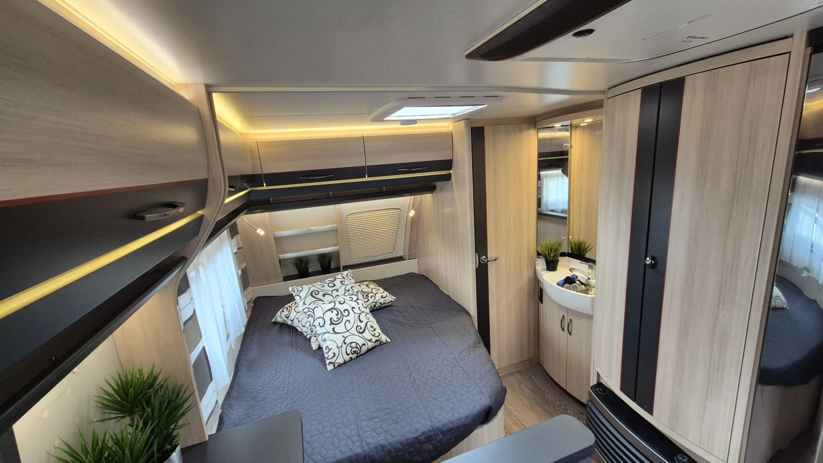 Каравана Hobby De luxe 650 KMFE СТАЦИОНАРНА - изображение 8