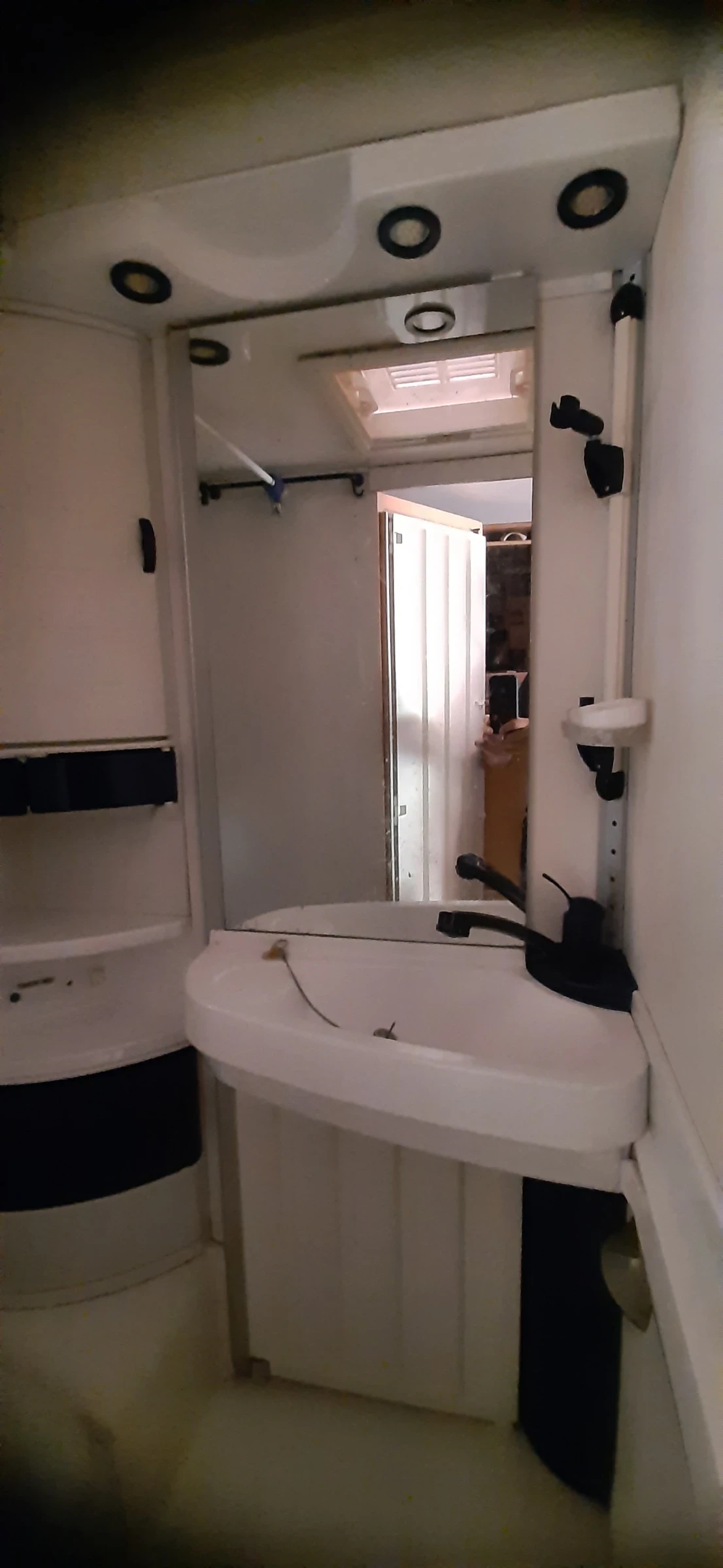 Кемпер HYMER / ERIBA Б 644 Г МАКСИ, снимка 9 - Каравани и кемпери - 54727541