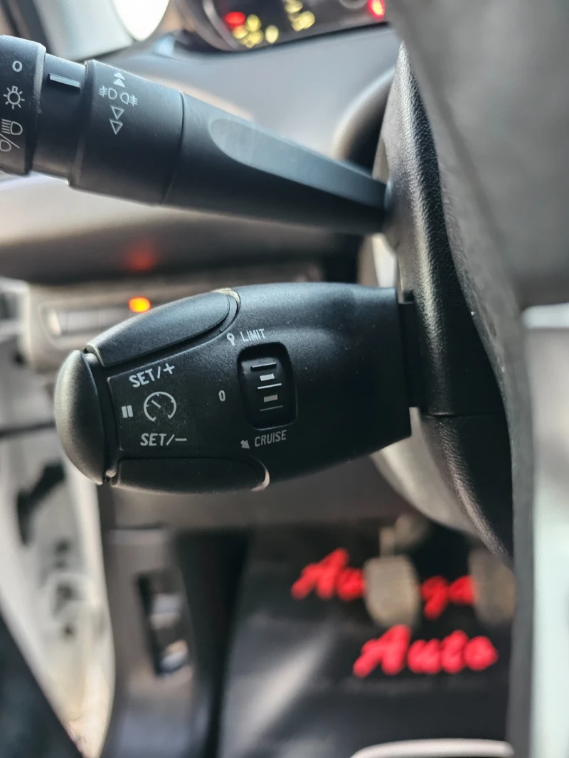Peugeot 208 1.2i, 83к.с., снимка 13 - Автомобили и джипове - 53136048