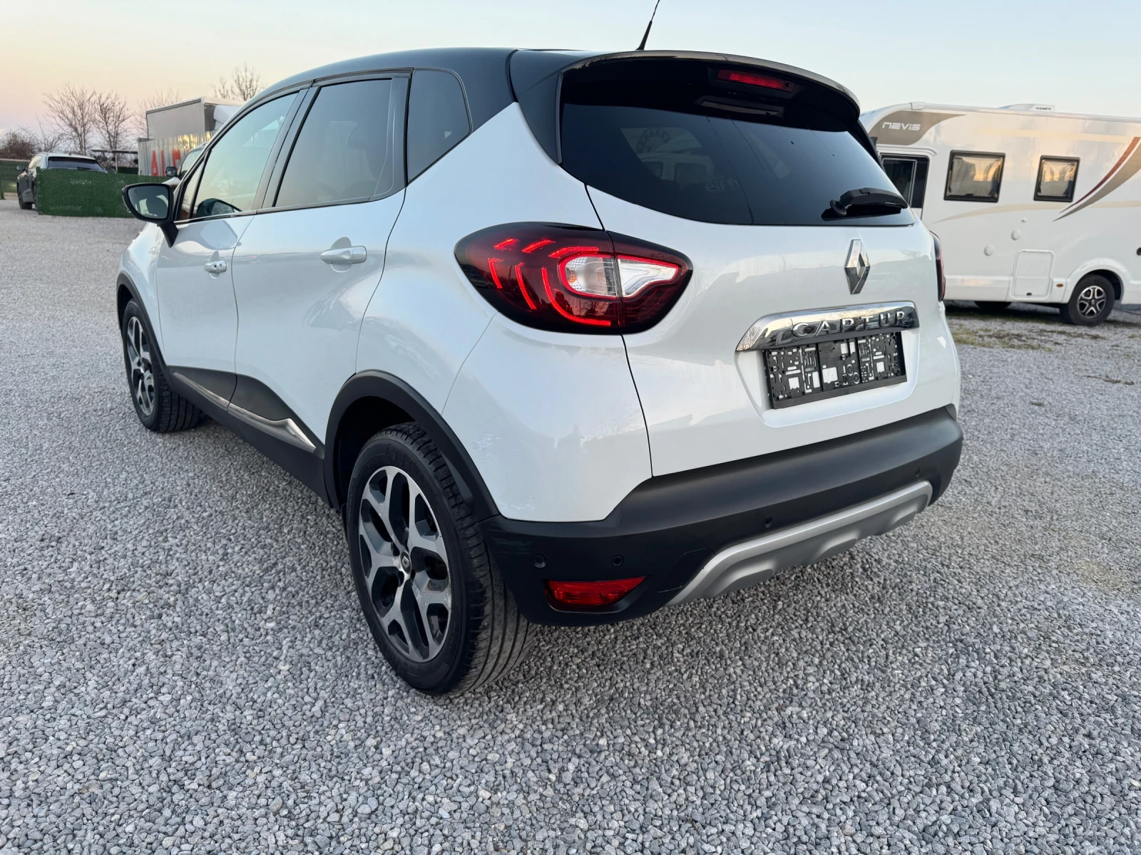 Renault Captur 1.5d / АВТОМАТИК / ТОП СЪСТОЯНИЕ, снимка 5 - Автомобили и джипове - 53844776