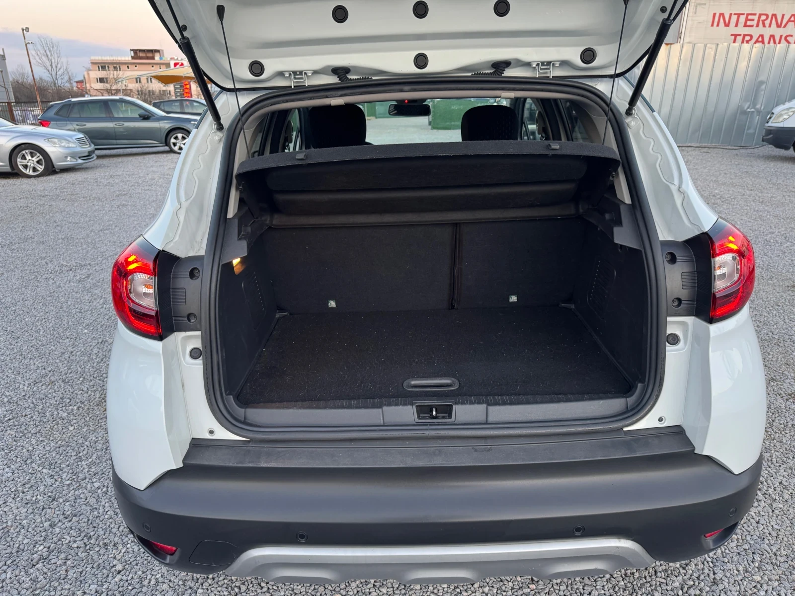 Renault Captur 1.5d / АВТОМАТИК / ТОП СЪСТОЯНИЕ, снимка 17 - Автомобили и джипове - 53844776