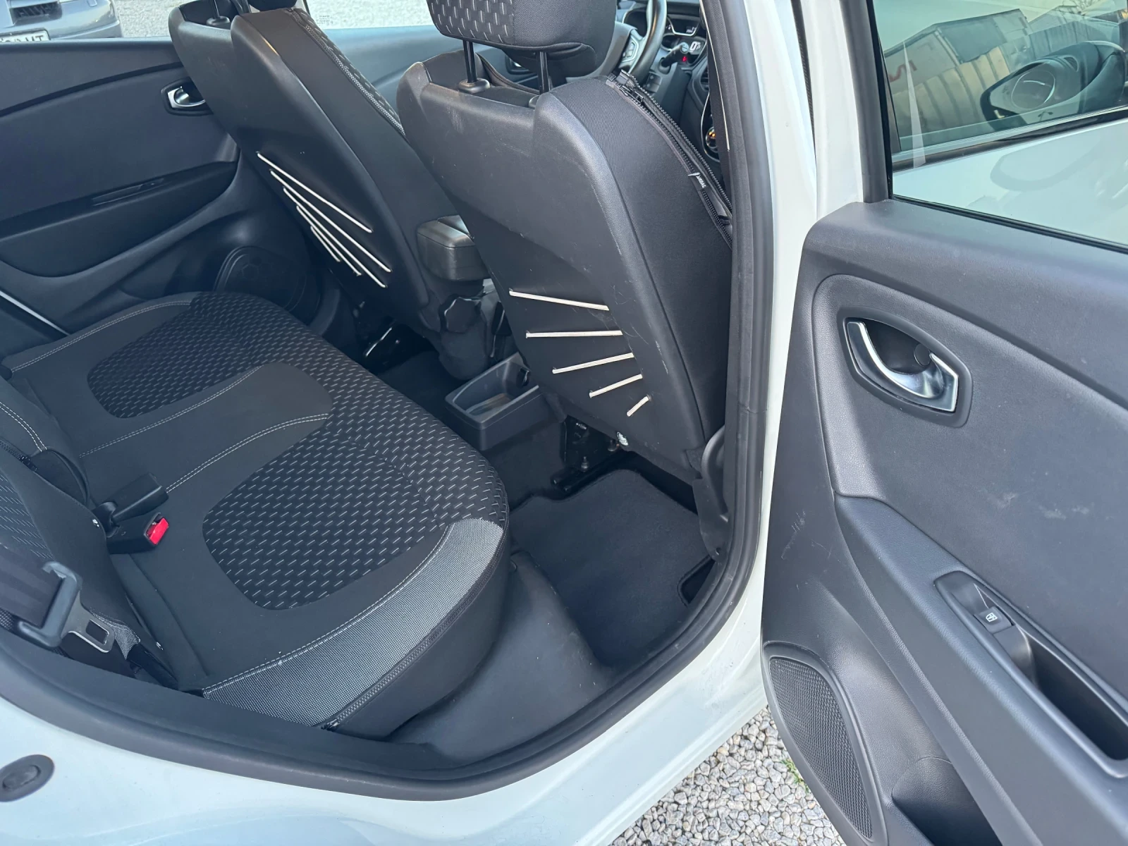 Renault Captur 1.5d / АВТОМАТИК / ТОП СЪСТОЯНИЕ, снимка 13 - Автомобили и джипове - 53844776