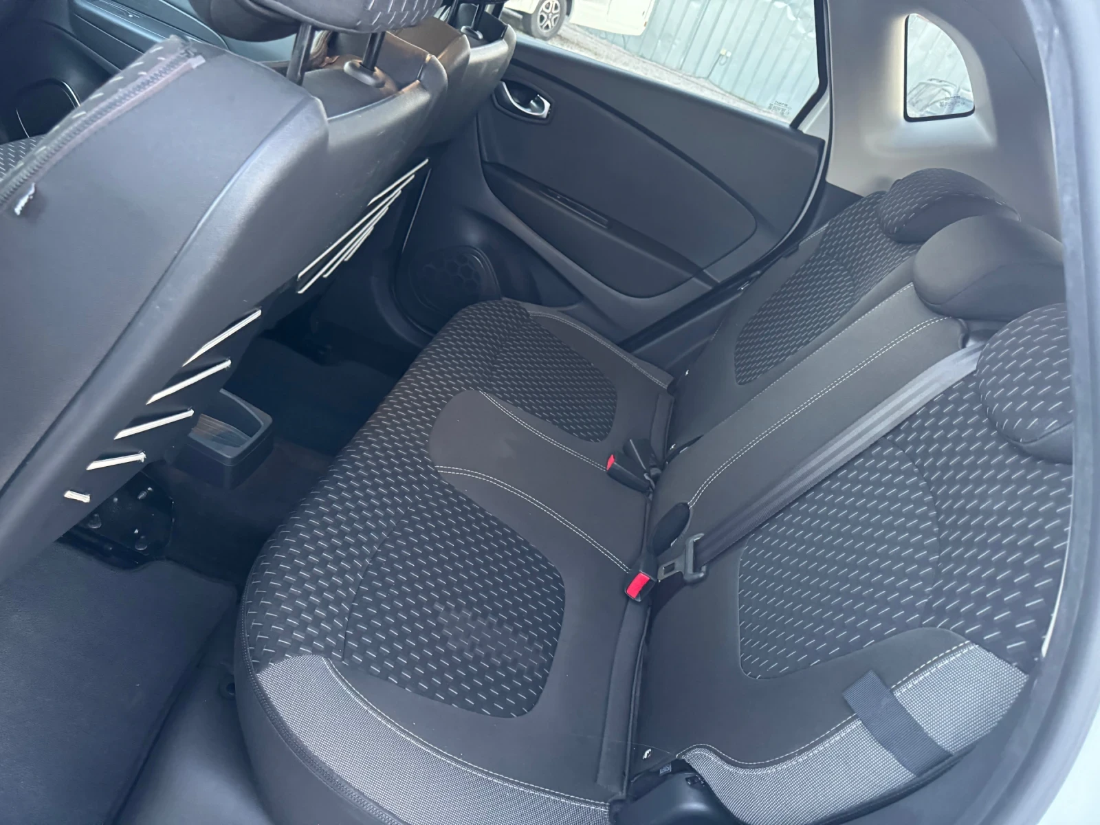 Renault Captur 1.5d / АВТОМАТИК / ТОП СЪСТОЯНИЕ, снимка 10 - Автомобили и джипове - 53844776