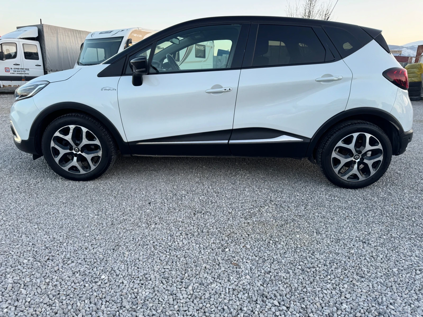 Renault Captur 1.5d / АВТОМАТИК / ТОП СЪСТОЯНИЕ, снимка 6 - Автомобили и джипове - 53844776