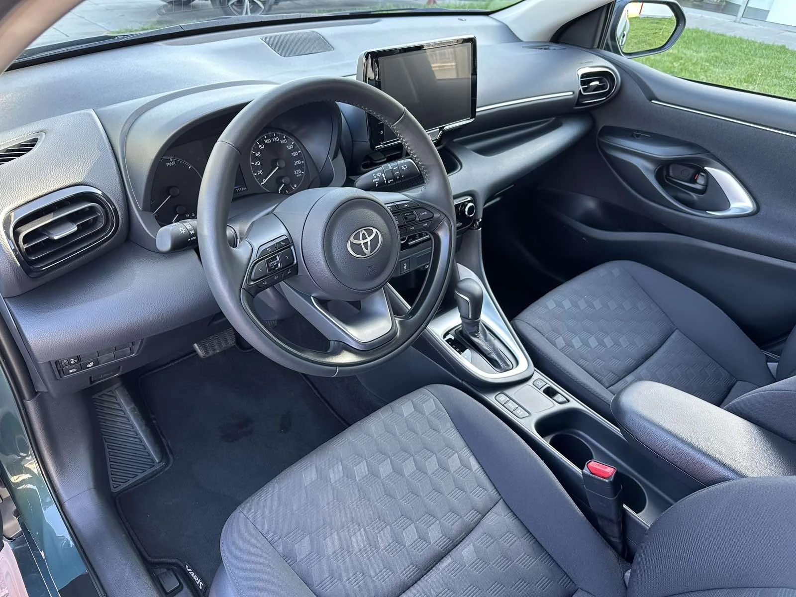 Toyota Yaris 1.5 HEV Chic, снимка 9 - Автомобили и джипове - 54338811