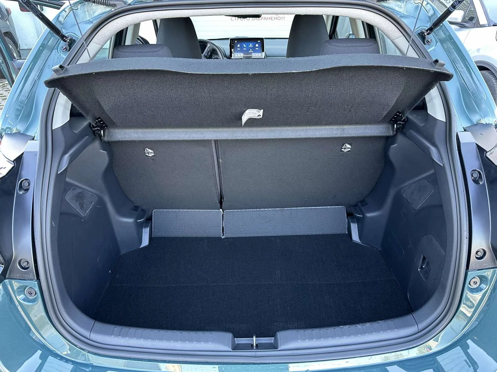 Toyota Yaris 1.5 HEV Chic, снимка 15 - Автомобили и джипове - 54338811