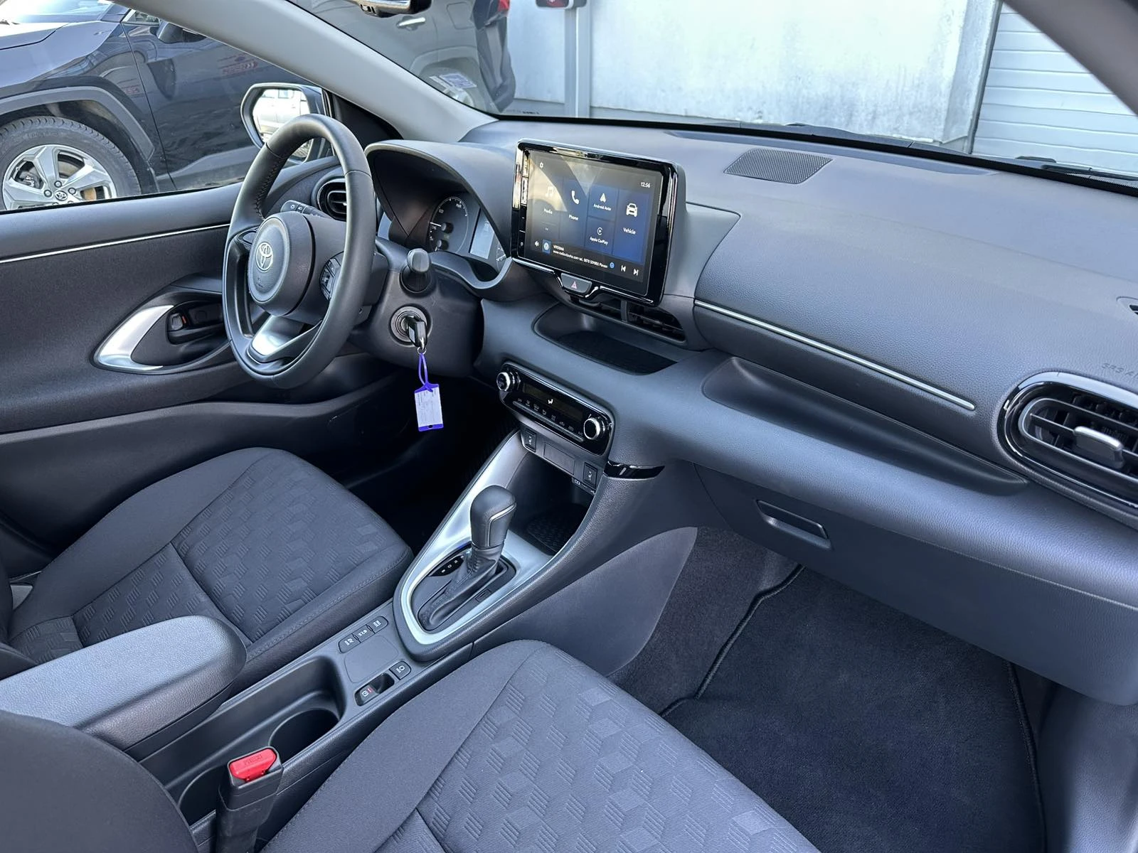 Toyota Yaris 1.5 HEV Chic, снимка 10 - Автомобили и джипове - 54338811