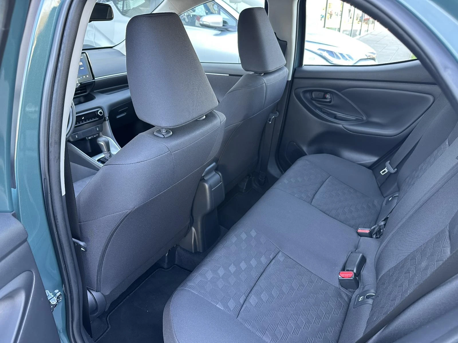 Toyota Yaris 1.5 HEV Chic, снимка 12 - Автомобили и джипове - 54338811