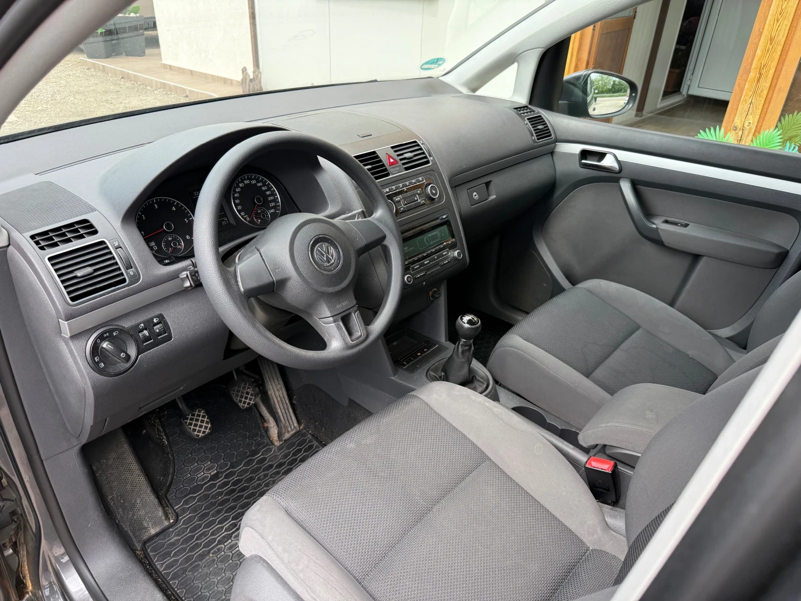 VW Touran 1.6 TDI 105 к.с. ЕВРО 5 В, снимка 11 - Автомобили и джипове - 54571627