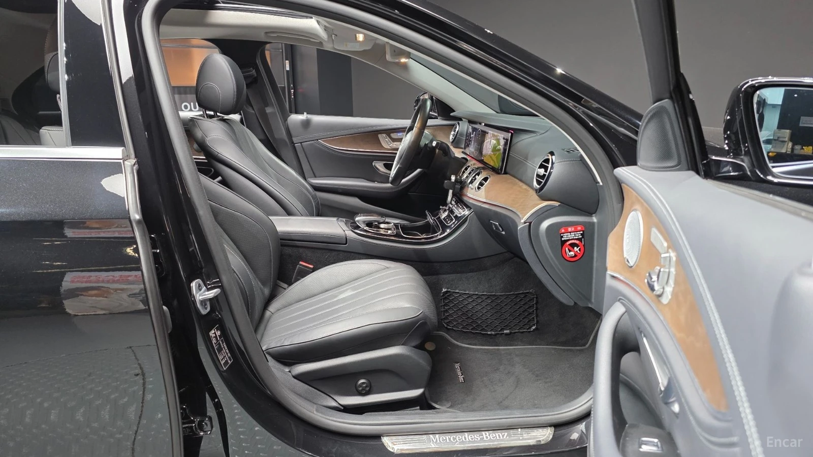 Mercedes-Benz E 300 4MATIC* 360* BURMESTER* DISTRO* ОБДУХ, снимка 15 - Автомобили и джипове - 55465520